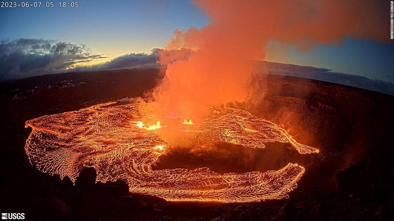 ハワイのキラウェア火山の噴火が始まった＝７日/USGS/Handout via Reuters