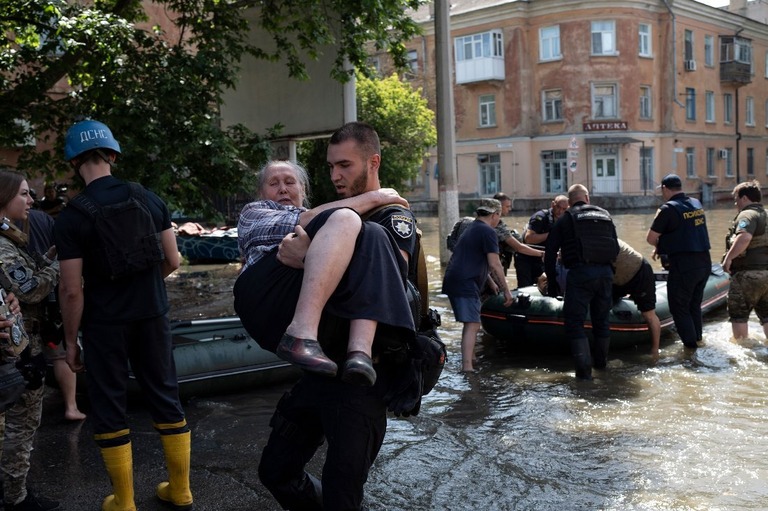 ヘルソン州の浸水地域から避難する住民/Roman Hrytsyna/AP