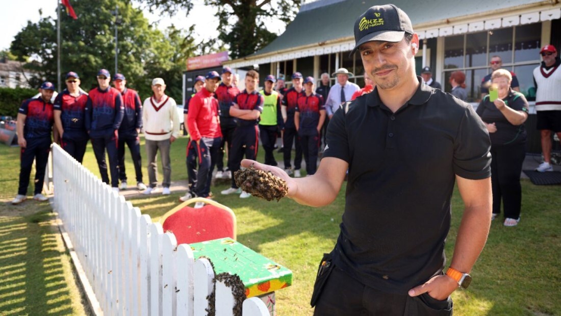 地元の養蜂家マウロ・ディアスさんが窮地を救った/Oisin Keniry/Cricket Ireland/Cover Images via Zuma Press