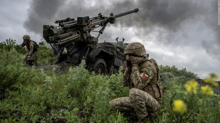 自走榴弾（りゅうだん）砲をロシア軍に向けて発砲するウクライナ兵＝５月３１日、ウクライナ・ドネツク州/Viacheslav Ratynskyi/Reuters