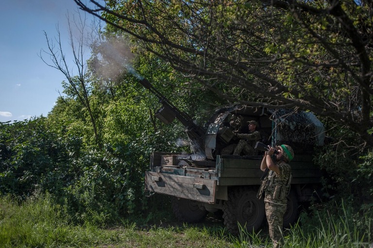 前線で発砲するウクライナ兵＝５日、ウクライナ東部ドネツク州バフムート近郊/Iryna Rybakova/AP