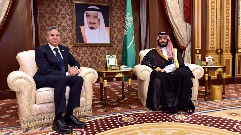 会談を行ったブリンケン米国務長官（左）とウジアラビアのムハンマド皇太子（右）＝７日、サウジアラビア・ジッダ/Amer Hilabi/AFP/Getty Images