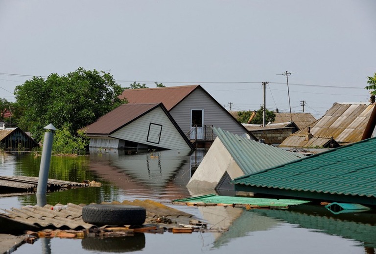 ダムの決壊後に水があふれたヘルソン州の町の住宅地域/Alexander Ermochenko/Reuters