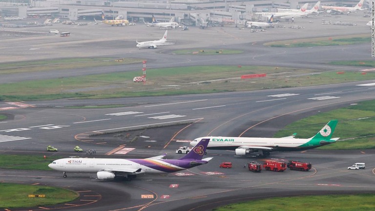 羽田空港の誘導路付近で、台湾エバー航空とタイ航空の旅客機が接触したとみられる/Kenichi Matsuda/The Yomiuri Shimbun/AP