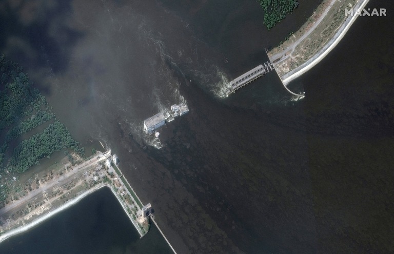 決壊したカホウカ・ダムの様子を捉えた衛星画像/Maxar Technologies/Reuters