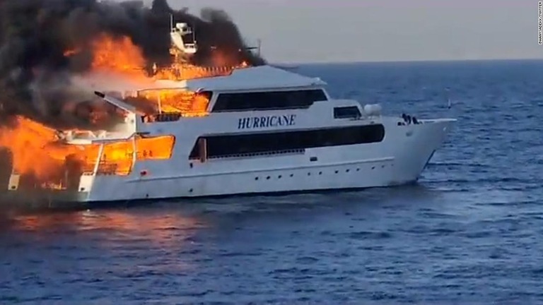 ２７人が乗船していた観光船で火災が発生し、英国人３人が行方不明になっている＝１１日、エジプト東部/@HanySadekk/Twitter