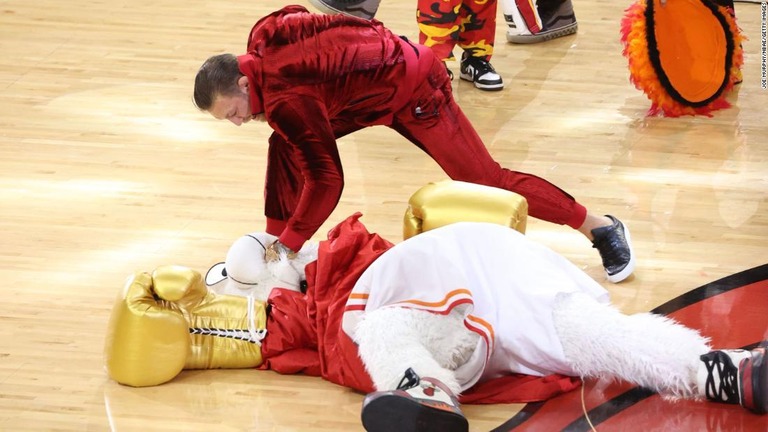 ＵＦＣ元王者マクレガーのパンチを浴びて倒れた、米ＮＢＡマイアミ・ヒートのマスコット「バーニー」/Joe Murphy/NBAE/Getty Images