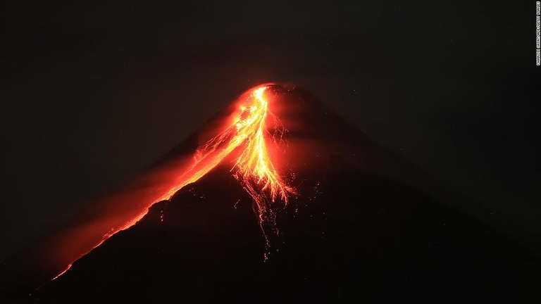 噴火によって溶岩の流れ落ちるマヨン山＝１１日、フフィリピン・アルバイ州/Charism Sayat/AFP/Getty Images