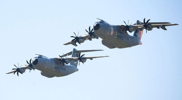 ハノーファー広域連合にある基地の上空を飛行する独空軍のエアバスＡ４００Ｍ輸送機/Julian Stratenschulte/picture-alliance/dpa/AP