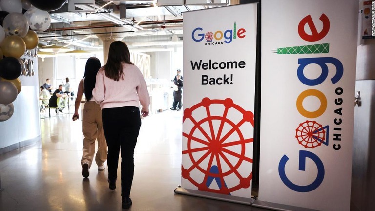 グーグルは少なくとも週３日の出社を求める方針をより厳格に実施する計画を発表した/Scott Olson/Getty Images