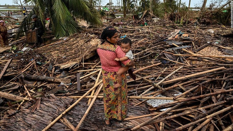 赤ちゃんを抱くロヒンギャの女性と難民キャンプの破壊された家＝５月１６日、ラカイン州州都シットウェー/Sai Aung Main/AFP/Getty Images