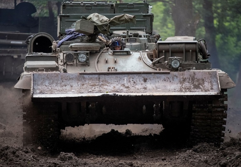 ドネツク州で装甲回収車に搭乗するウクライナ軍の兵士/Oleksandr Ratushniak/Reuters
