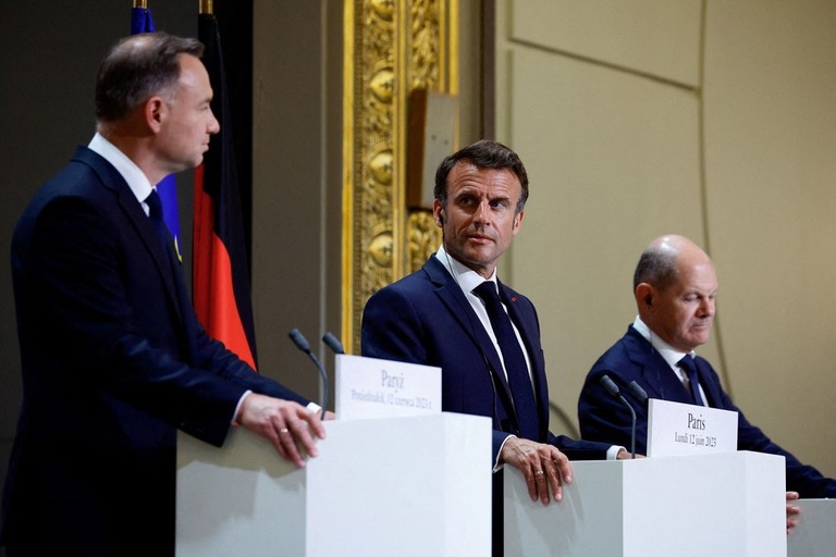会見するマクロン仏大統領（中央）、ショルツ独首相（右）、ポーランドのドゥダ大統領/Sarah Meyssonnier/Pool/AFP/Getty Images