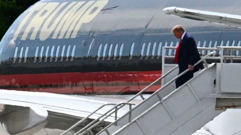 フロリダ州マイアミに到着するトランプ前大統領＝１２日/Chandan Khanna/AFP/Getty Images