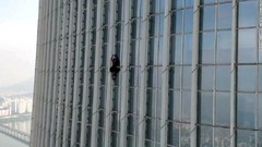 超高層ビルの外壁登る英国人男性を制止、警察へ引き渡し　ソウル