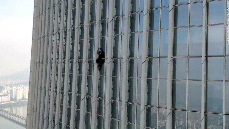 超高層ビル「ロッテワールドタワー」の外壁を登っていた英国人男性が途中で制止され、警察に引き渡された/South Korea's Songpa Fire Station/Handout/Reuters