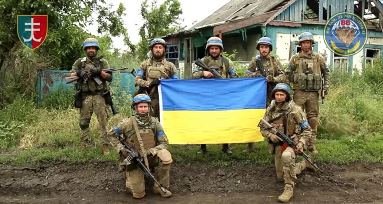 ストロジェベを奪還したと主張するウクライナ軍の兵士の画像/ Mihail Ostrogradski 35th Brigade/Anadolu Agency/Getty Images