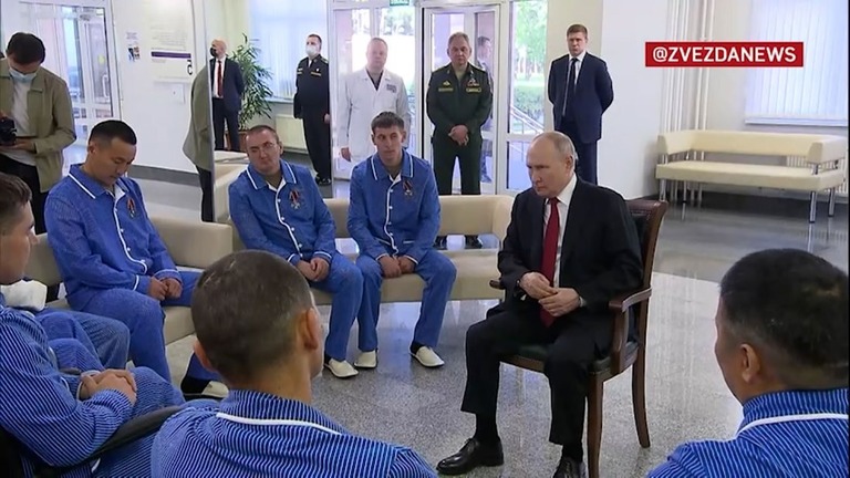病院で負傷した兵士らと面会するロシアのプーチン大統領/Zvezda news/Telegram
