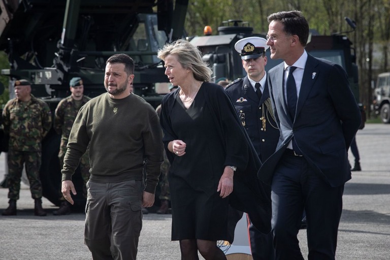 ウクライナのゼレンスキー大統領（左）とオロングレン蘭国防相（中央）、ルッテ蘭首相/Peter Boer/Bloomberg/Getty Images