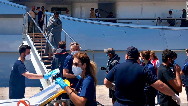 救出された生存者がカラマタの港に到着＝１４日/www.argolikeseidhseis.gr/AP