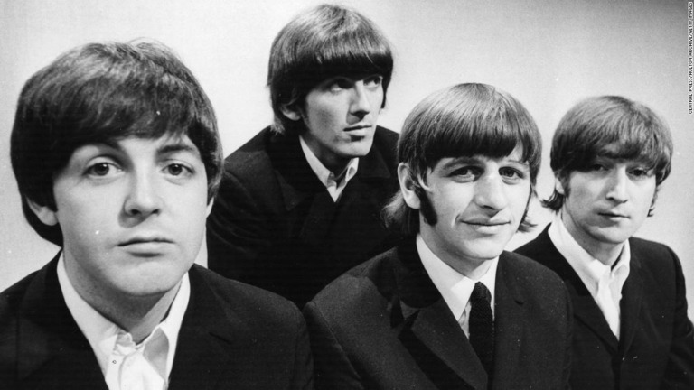 左からポール・マッカートニー、ジョージ・ハリスン、リンゴ・スター、ジョン・レノン＝１９６６年６月、英ロンドンのＢＢＣテレビスタジオ/Central Press/Hulton Archive/Getty Images