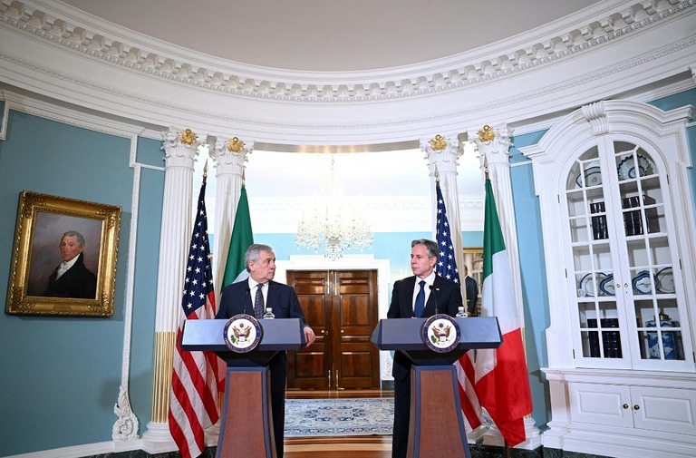 記者会見に臨む米国のブリンケン国務長官（右）とイタリアのタイヤーニ外相/ Mandel Ngan/Reuters