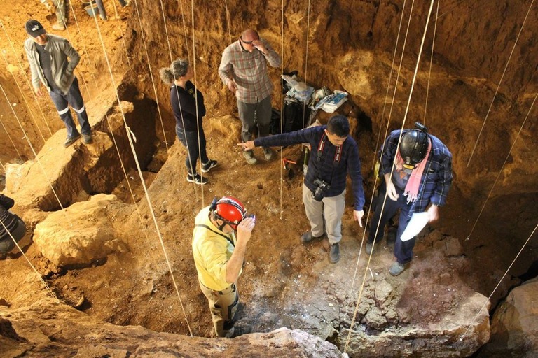 ラオス北部のタム・パ・リン洞窟で発掘作業を行う考古学者ら/Kira Westaway
