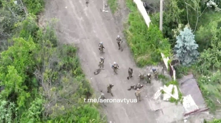 ＳＮＳに公開された、ドネツク州の村を解放するウクライナ軍を捉えたドローン画像/aeronavtyua/Telegram/Reuters