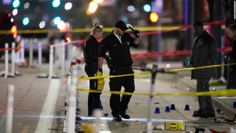 米コロラド州デンバーの中心部で銃撃があり、少なくとも９人が撃たれて負傷した/David Zalubowski/AP