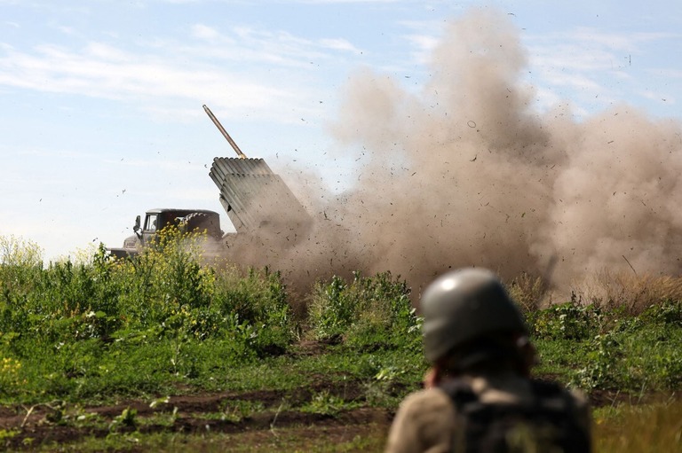 ウクライナ東部ドネツク州バフムート近郊のロシア陣地に向けて多連装ロケット砲を発射するウクライナ兵士＝６月１３日/Anatolii Stepanov/AFP/Getty Images