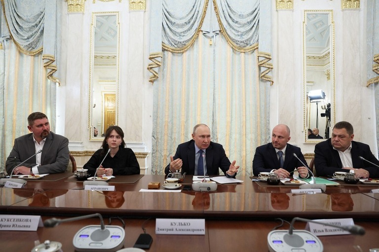 従軍記者らとの会合に出席するロシアのプーチン大統領（中央）＝１３日、ロシア・モスクワ/Gavriil Grigorov/Sputnik/Kremlin/Reuters