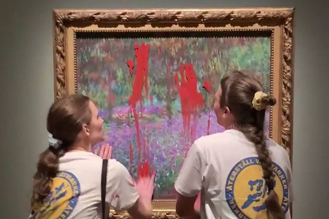 環境団体が公開した動画の一部。モネの絵画に赤い塗料が塗られている