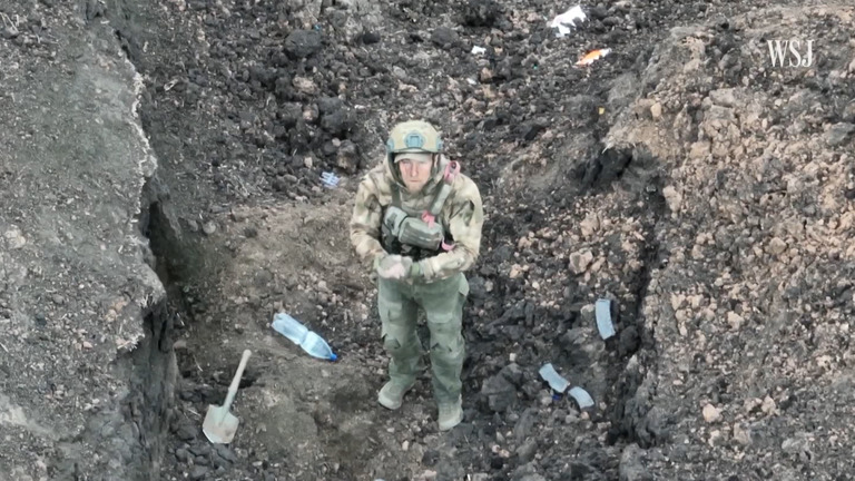 米紙ウォールストリート・ジャーナルが入手したドローン映像にはバフムートの戦場でウクライナ軍のドローンに投降するロシア兵士が映っている/The Wall Street Journal