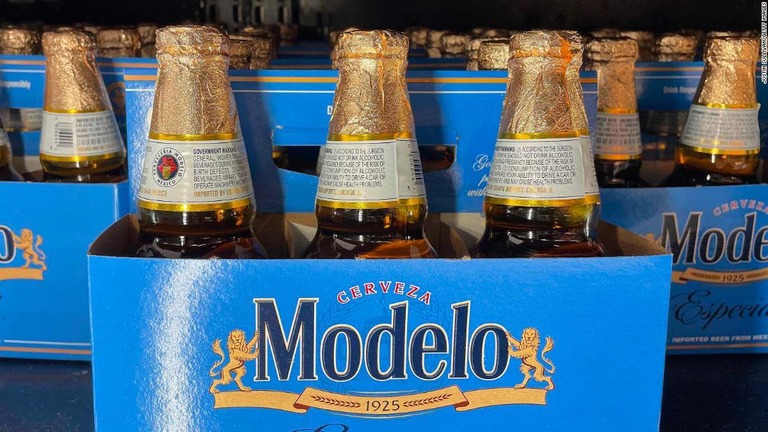 夏本番に向けて売り上げを伸ばすメキシカンラガーのブランド「モデロ・エスペシアル」/Justin Sullivan/Getty Images