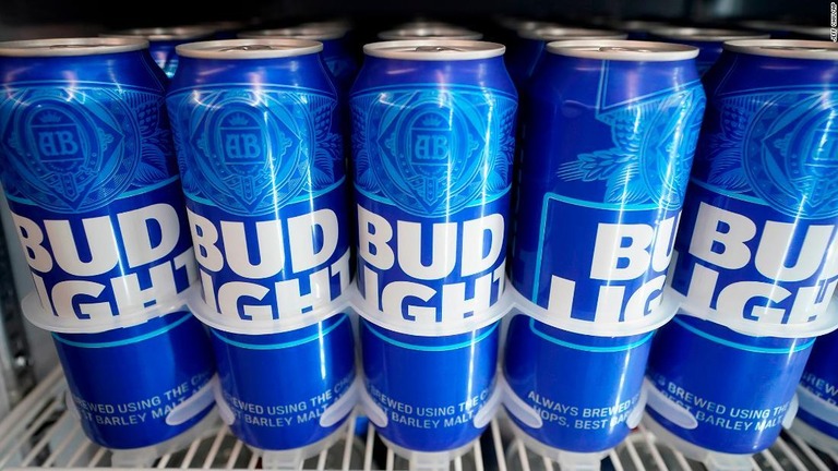 アンハイザー・ブッシュのブランド「バドライト」が、米ビール売り上げトップから陥落/Jeff Chiu/AP
