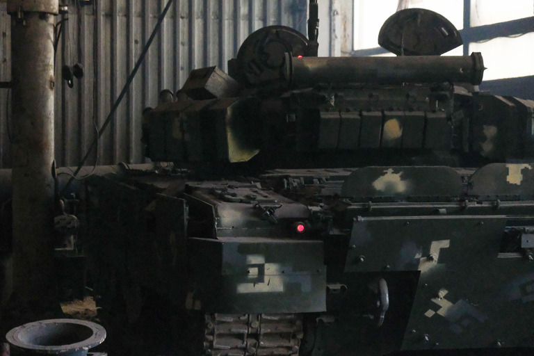 ロシア軍の戦車「Ｔ７２」の修理後の様子。前線に送り出す準備は整った/Vasco Cotovio/CNN