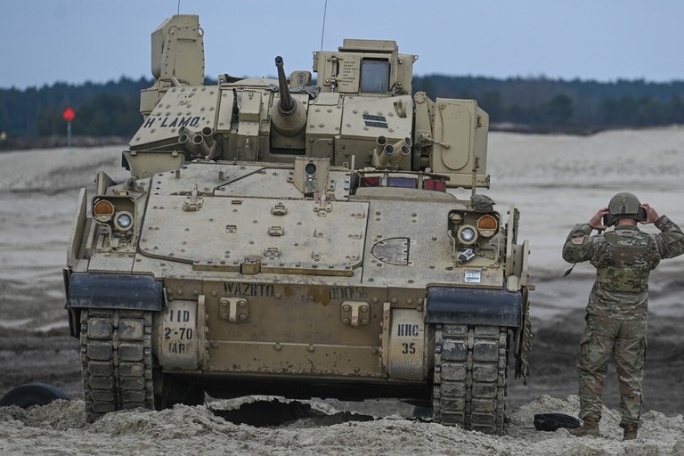 歩兵戦闘車「ブラッドレー」＝４月１２日、ポーランド/ Artur Widak/NurPhoto/AP