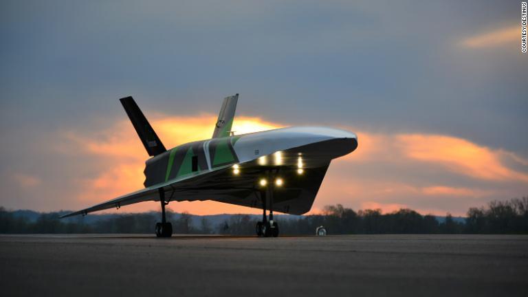デスティナスの試作機は、ウェーブライダーの形状をしたブレンデッドウィングボディ（空気抵抗を減らすために翼と胴体が一体的に設計されている）の飛行機だ/Courtesy Destinus
