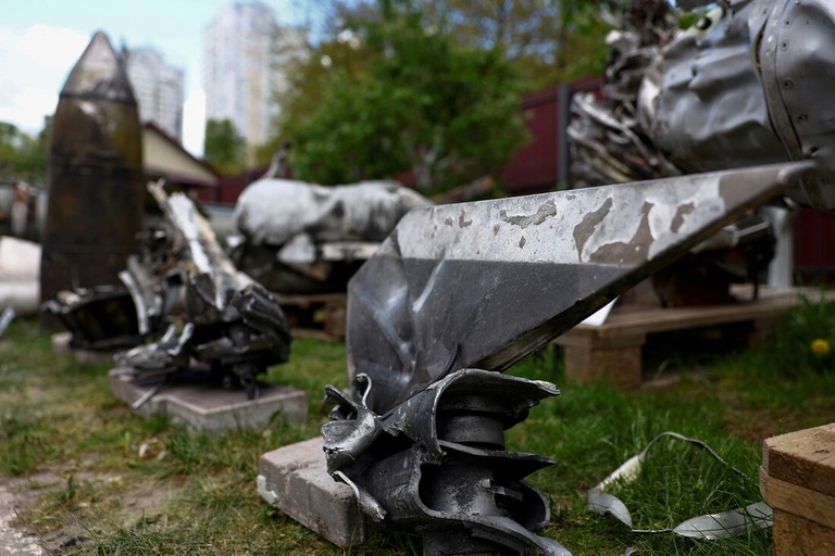 ウクライナの防空部隊によって撃墜された「キンジャル」の破片＝１２日/Valentyn Ogirenko/Reuters