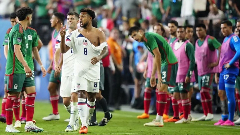 サッカーの米国対メキシコ戦が大荒れの展開に/Louis Grasse/Getty Images