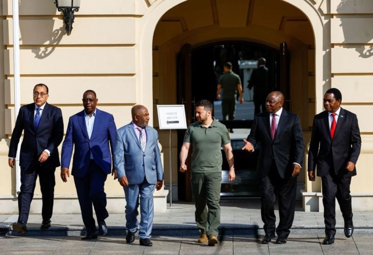 ウクライナ首都で共同記者会見に臨むゼレンスキー氏（右から３人目）とアフリカ首脳ら/Valentyn Ogirenko/Reuters
