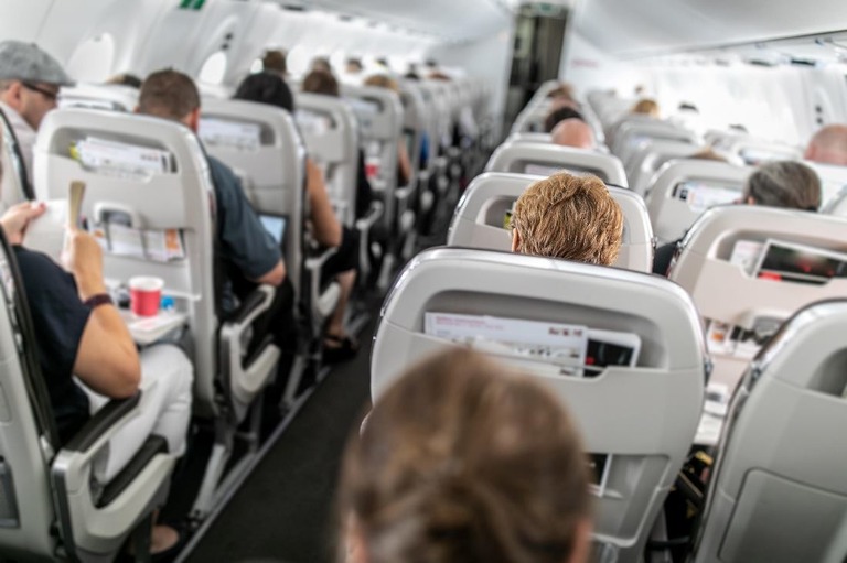 機内で規則を無視する乗客の迷惑行為は昨年、前年比で３７％増加したという/ViktorCap/iStockphoto/Getty Images