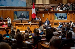 ウクライナ大統領、中立国スイスに兵器輸出促す　議会で演説