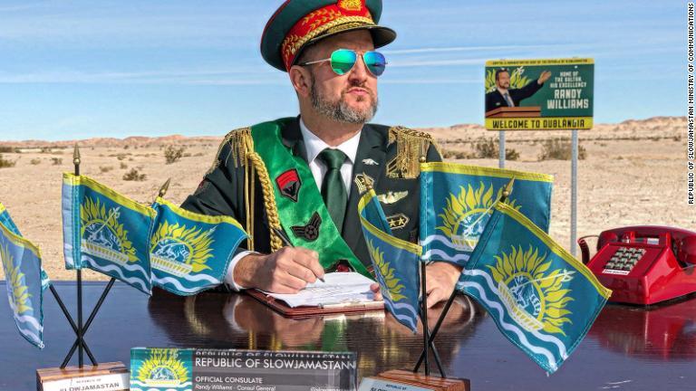 米サンディエゴ出身のランディ・ウィリアムズ氏は「スロージャマスタンのスルタン」を名乗る/Republic of Slowjamastan Ministry of Communications