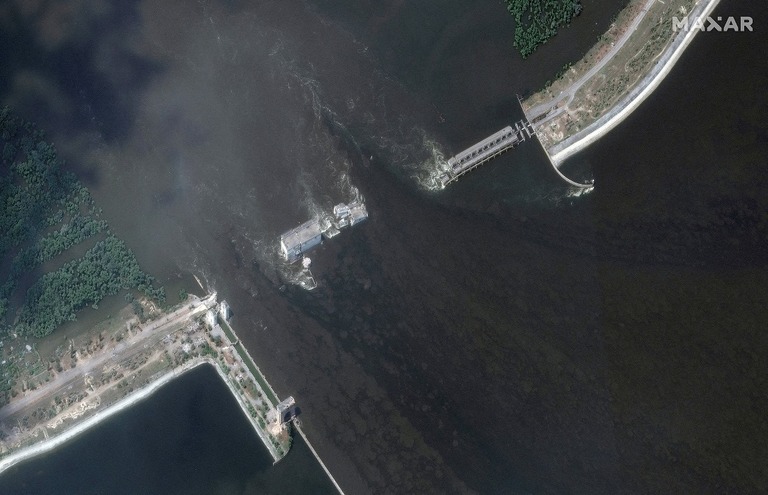 決壊したウクライナ南部ヘルソン州のカホウカ・ダム/Maxar Technologies/Reuters