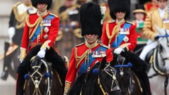 チャールズ国王、即位後初の誕生日祝賀行事　馬に乗ってパレード