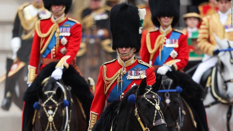英国のチャールズ国王が祝賀行事で馬に乗ってパレードを行った/Adrian Dennis/AFP/Getty Images