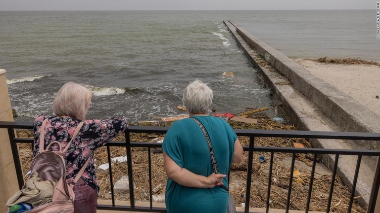 ウクライナ南部オデーサ州では水質汚染を受けて、ビーチが閉鎖された/Roman Pilipey/Getty Images