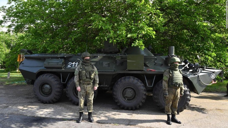 ウクライナ南部のザポリージャ原発を警護するロシア軍兵士＝１５日/Olga Maltseva/AFP/Getty Images