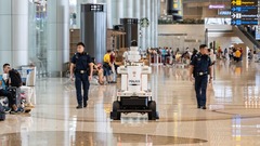 シンガポール警察、空港パトロールにロボット２台を配備